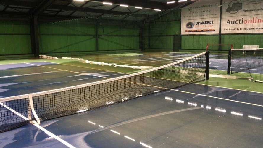 Tennisplätze unter Wasser