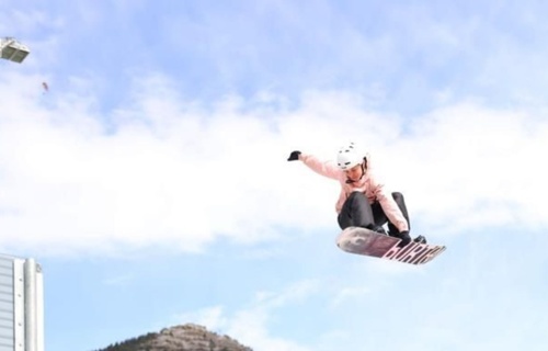 Snowboardgirl auf ihrem Weg an die Spitze unterstützen