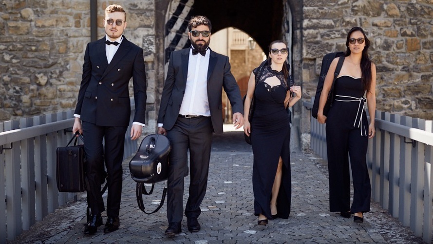 La Grande Parade (Aufführung und das Buch)