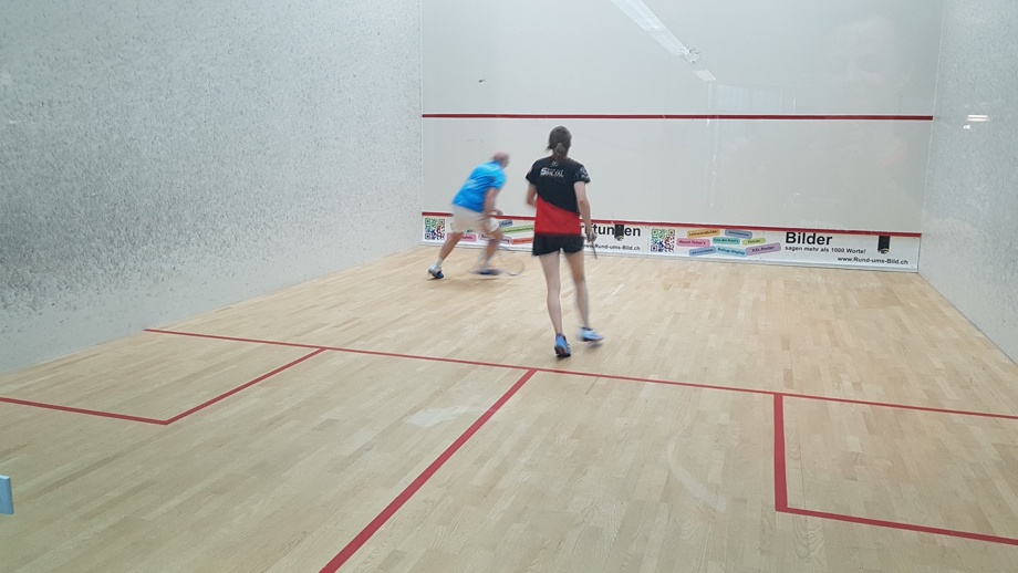 1h Squash mit einem Teammitglied