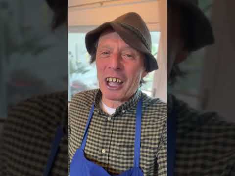 Luis mach Werbung für Crowdfunding Neubau Zeltainer